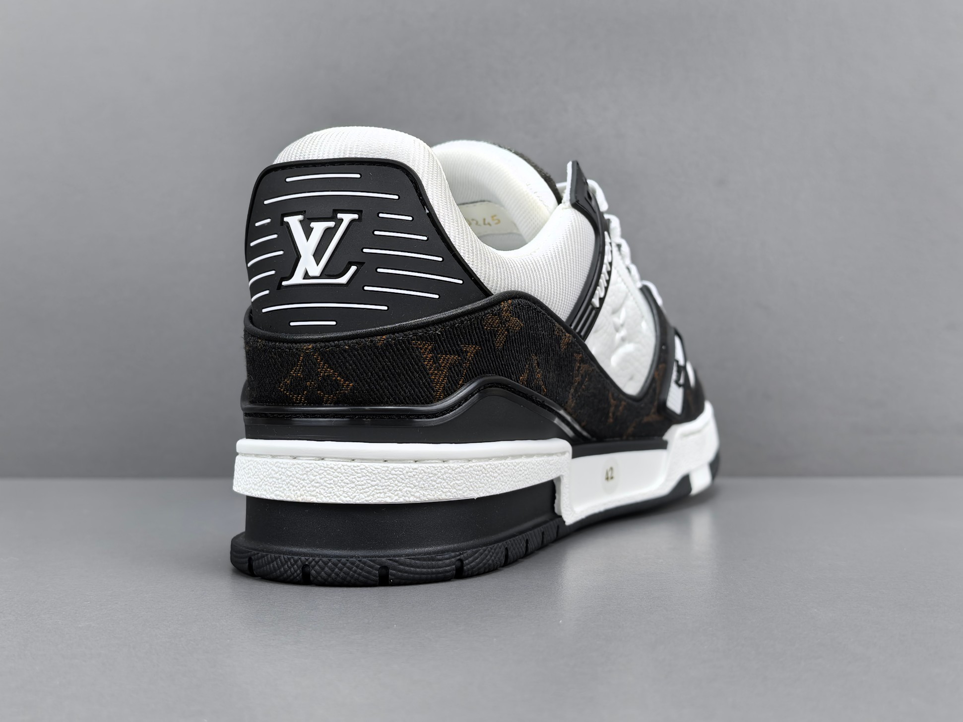 LV Trainer Sneaker 046