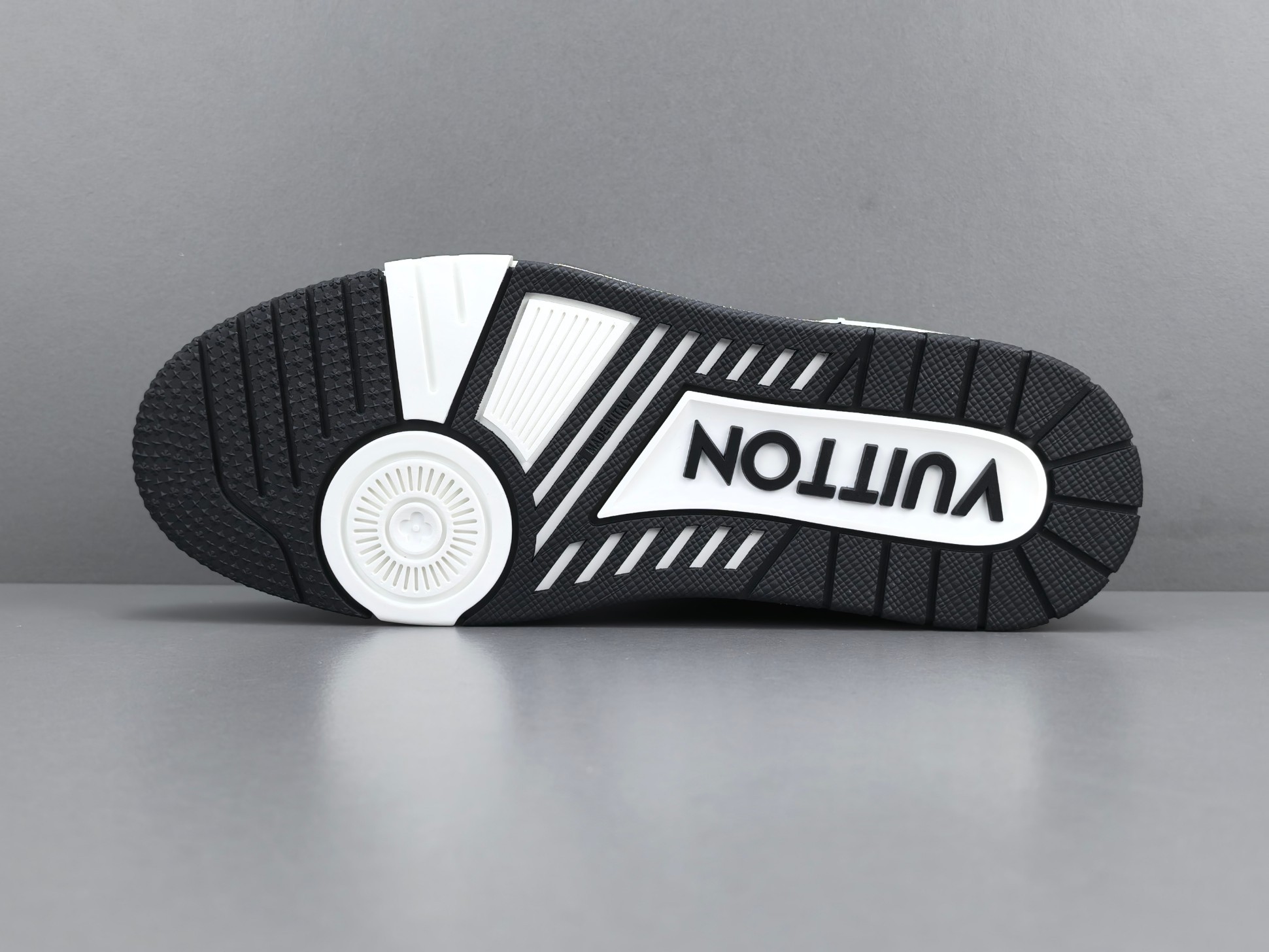 LV Trainer Sneaker 046