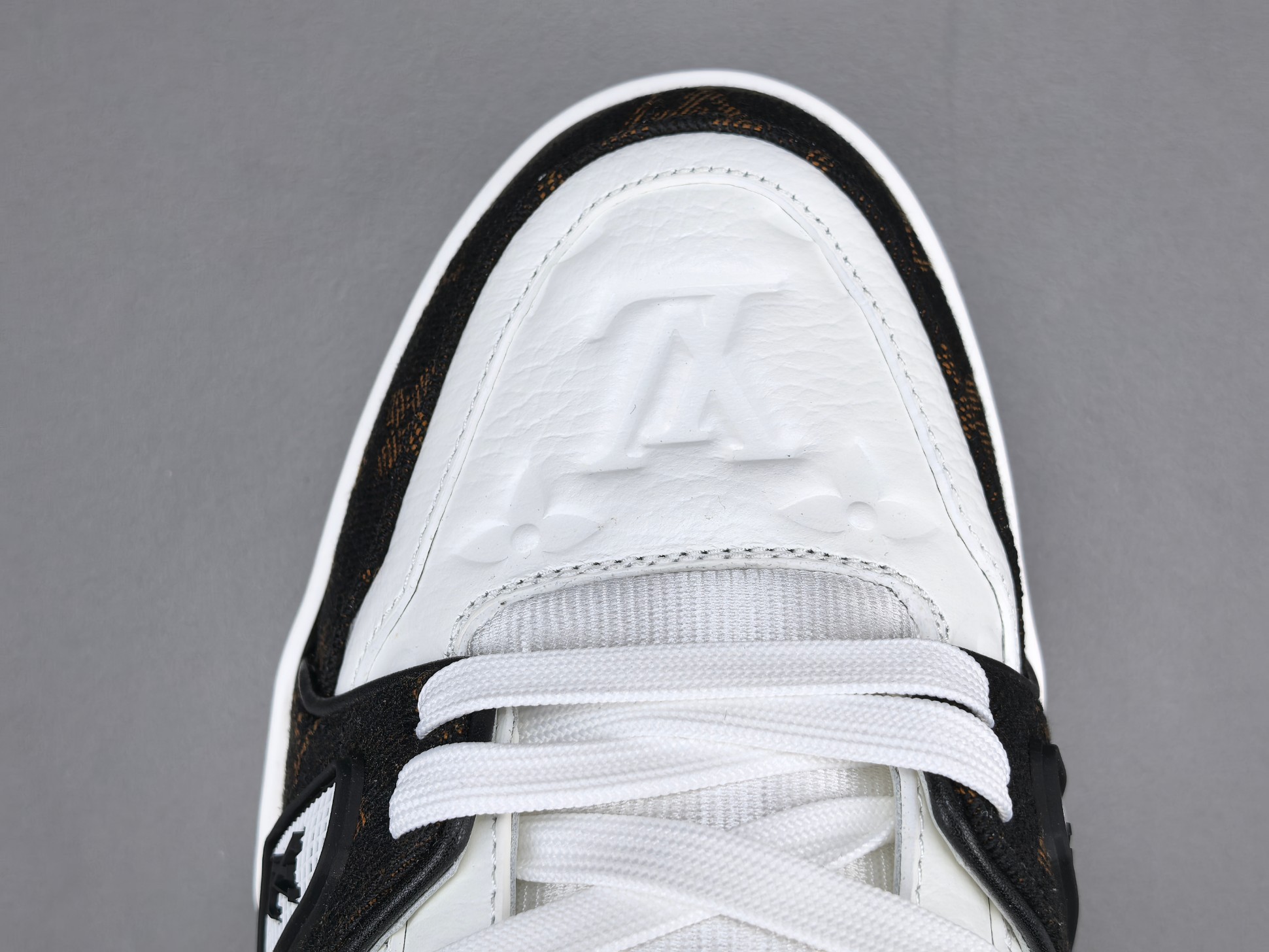 LV Trainer Sneaker 046