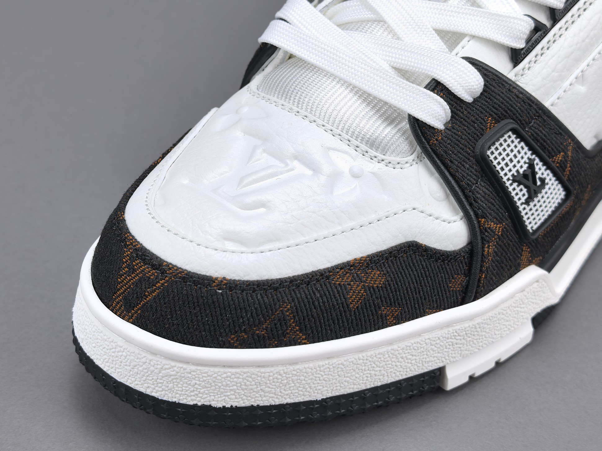 LV Trainer Sneaker 046