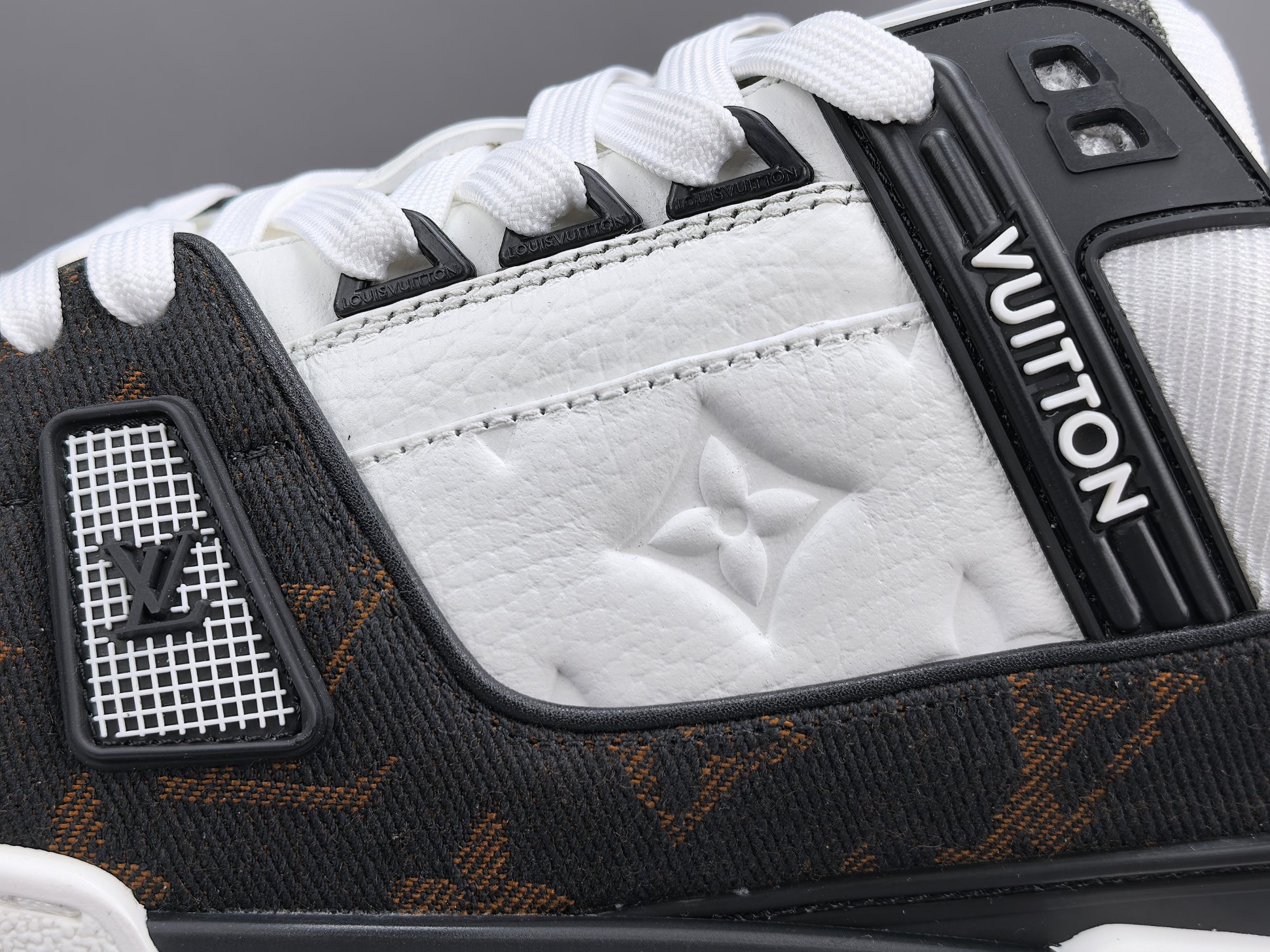 LV Trainer Sneaker 046