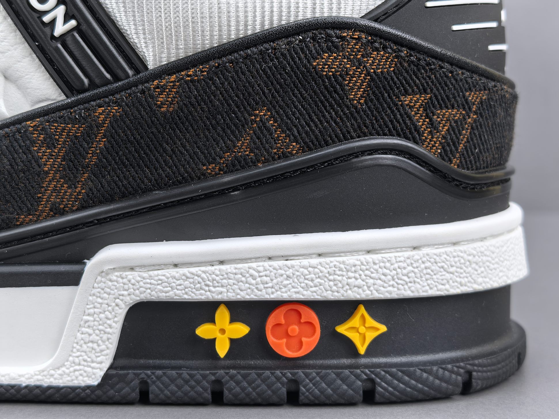 LV Trainer Sneaker 046