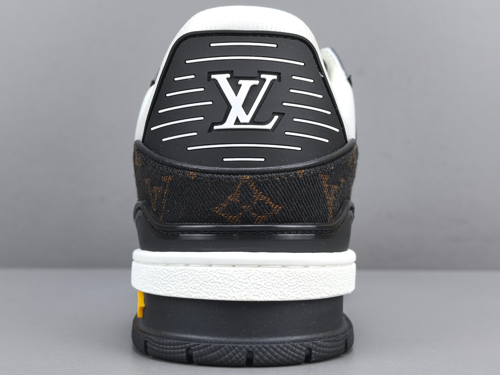 LV Trainer Sneaker 046