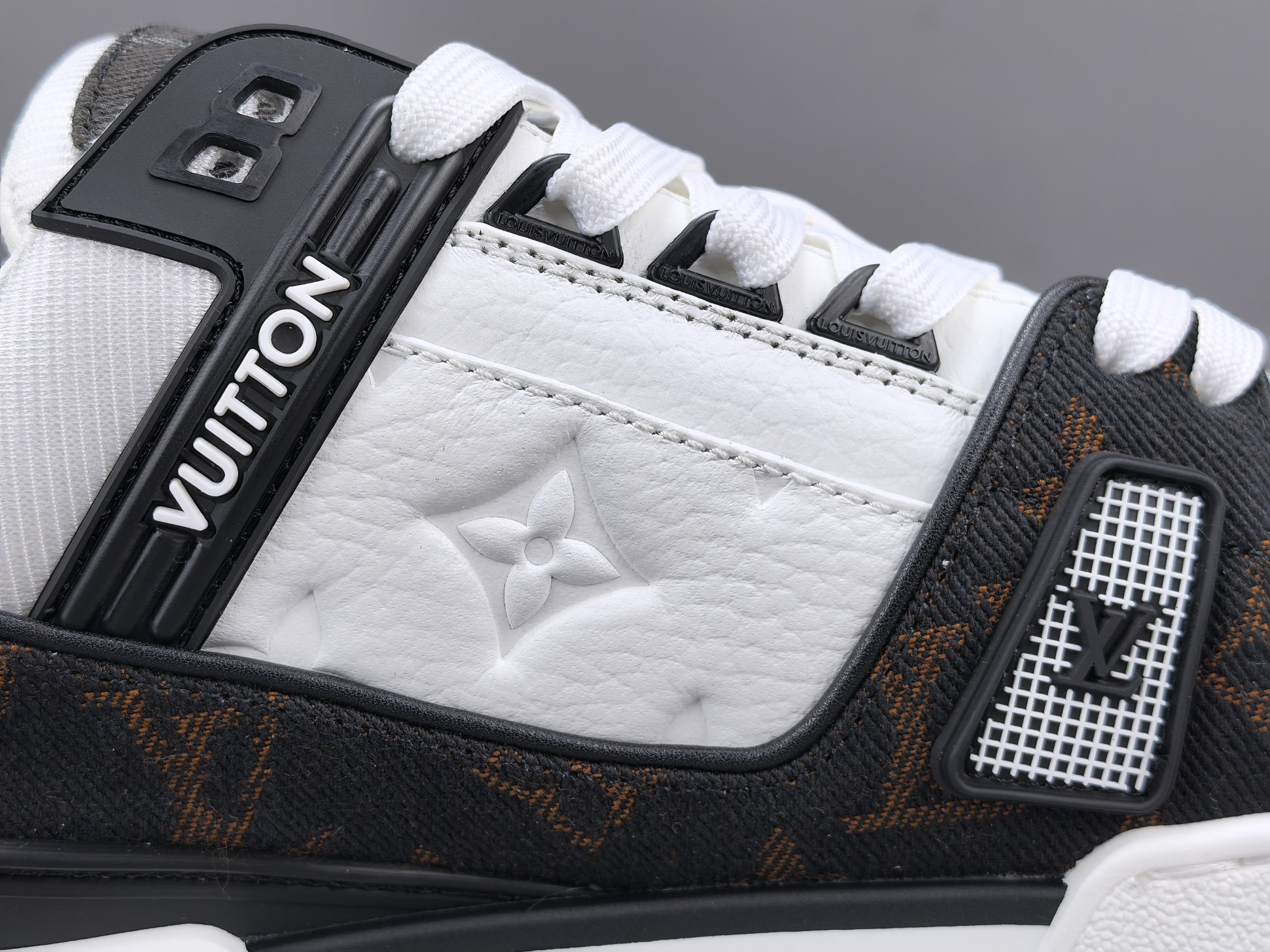 LV Trainer Sneaker 046