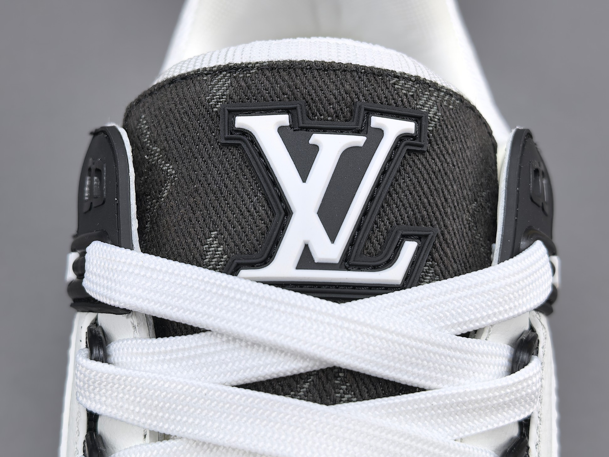 LV Trainer Sneaker 046