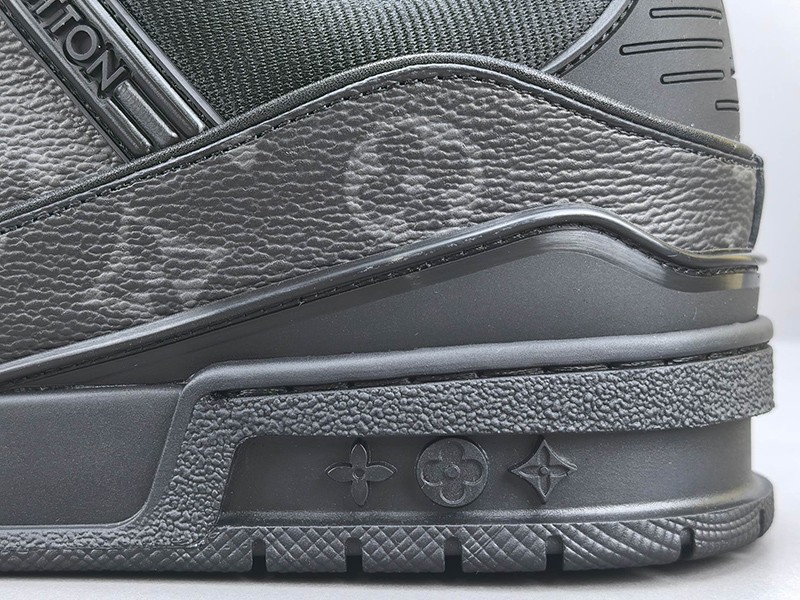 LV Trainer Sneaker 047