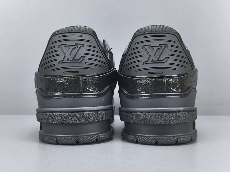 LV Trainer Sneaker 053