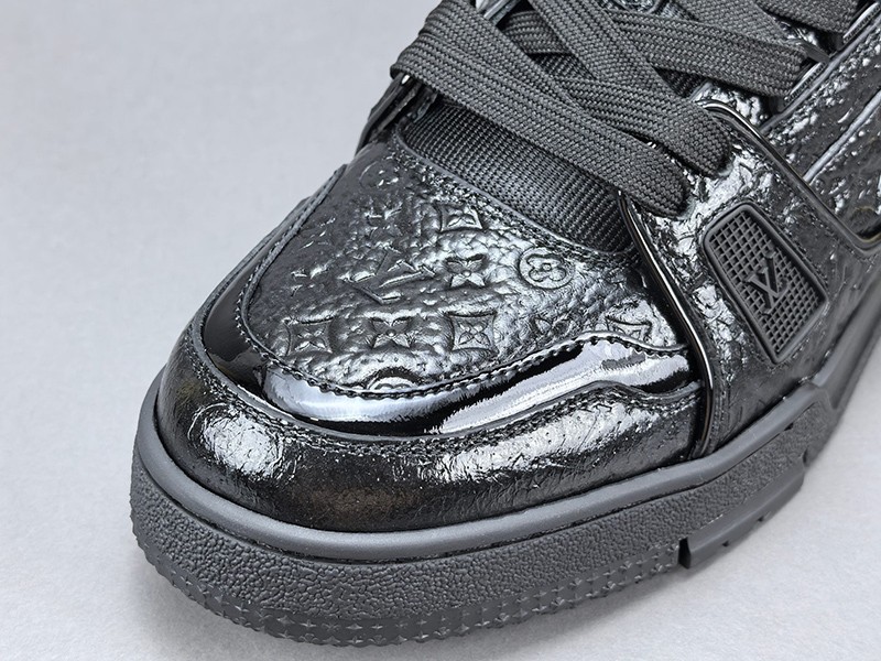 LV Trainer Sneaker 053