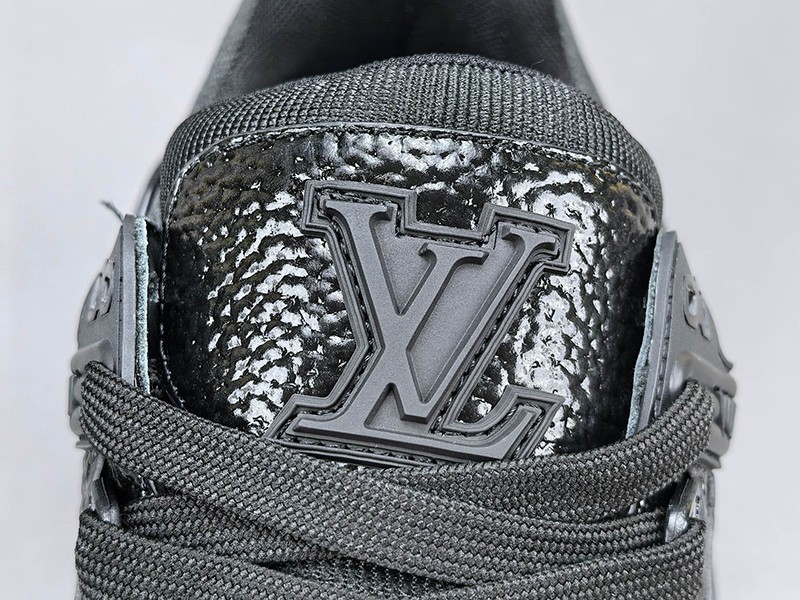 LV Trainer Sneaker 053