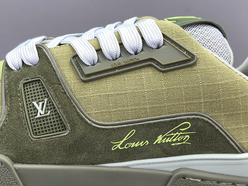 LV Trainer Sneaker 055