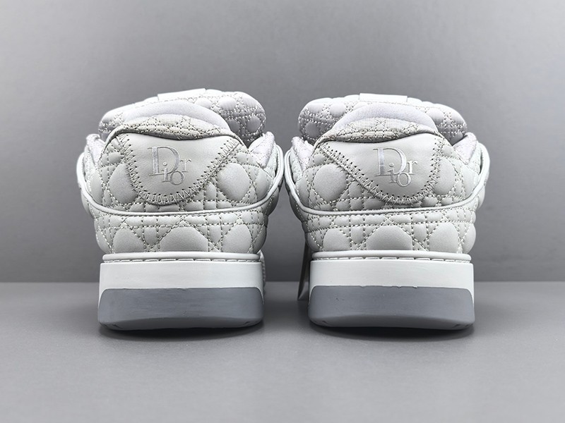 LV Trainer Sneaker 062