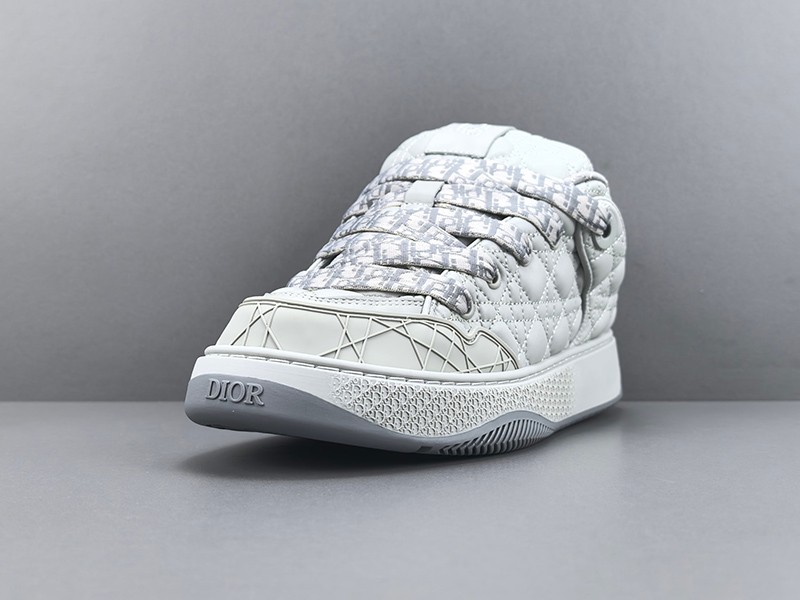 LV Trainer Sneaker 062