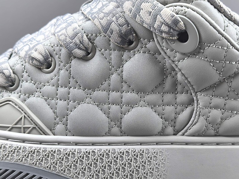 LV Trainer Sneaker 062