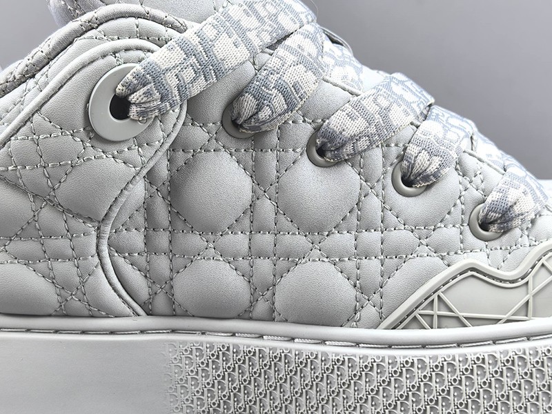 LV Trainer Sneaker 062