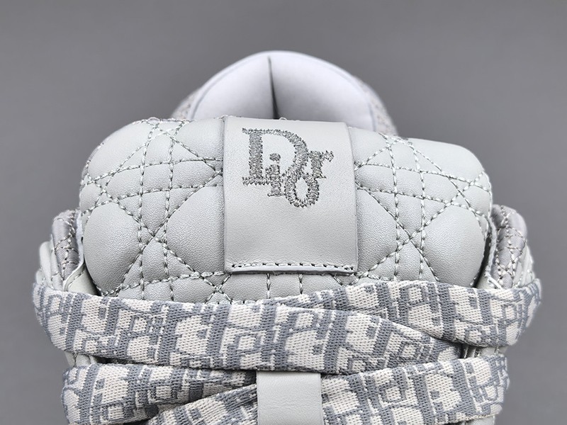 LV Trainer Sneaker 062