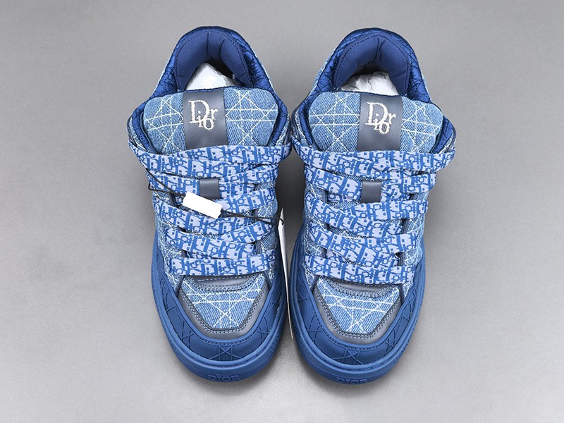 LV Trainer Sneaker 061