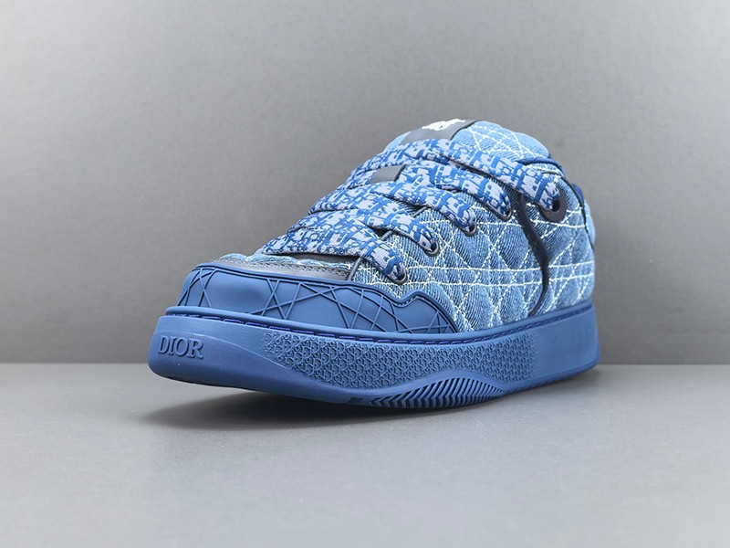 LV Trainer Sneaker 061