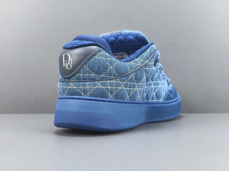 LV Trainer Sneaker 061