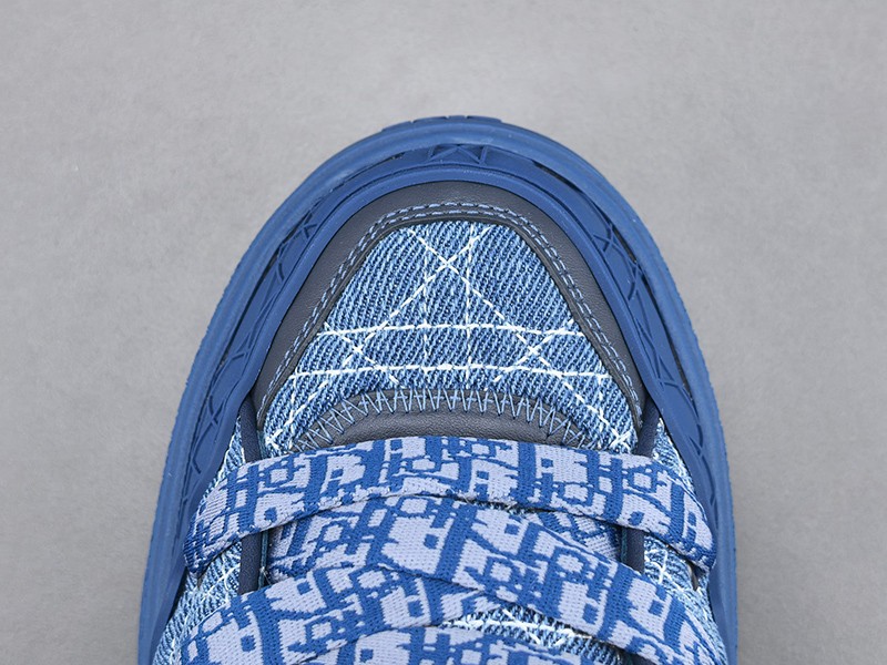 LV Trainer Sneaker 061