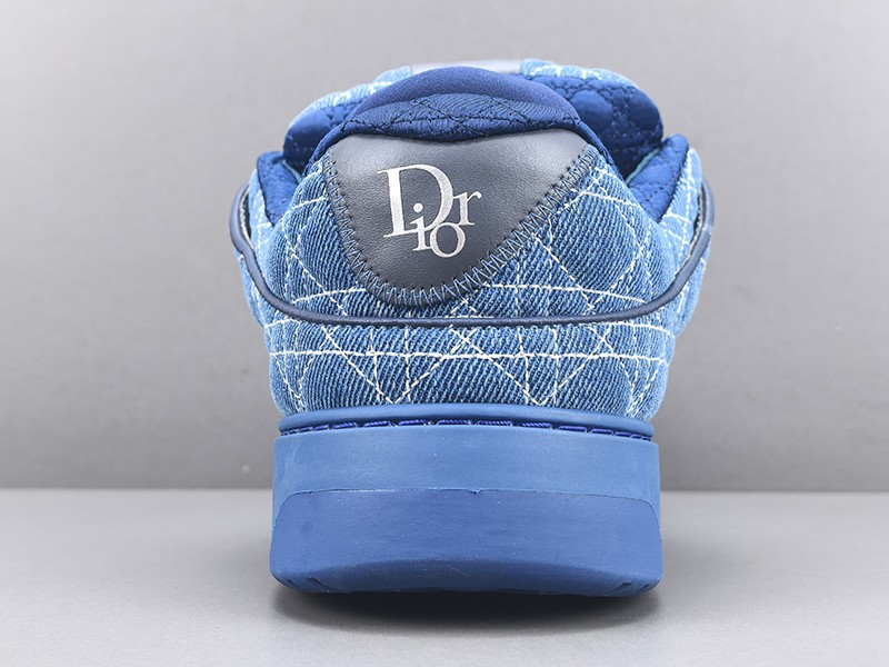 LV Trainer Sneaker 061