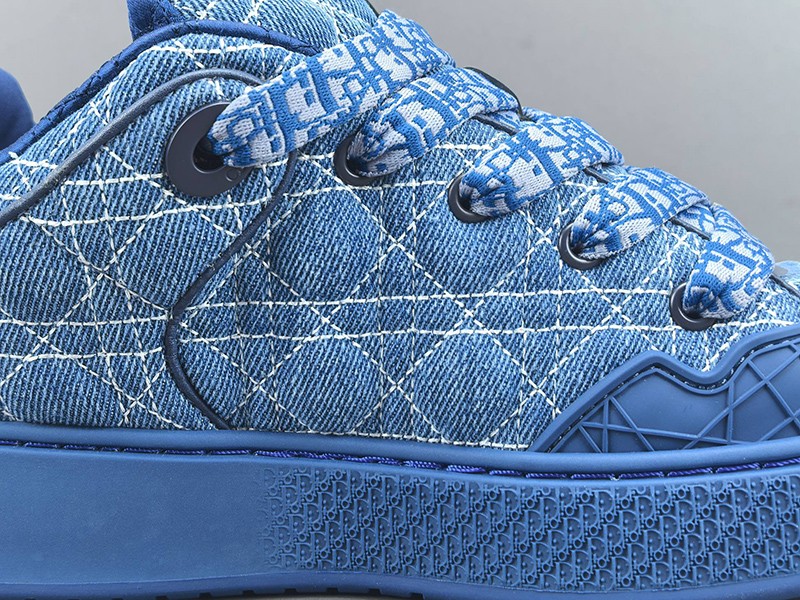 LV Trainer Sneaker 061