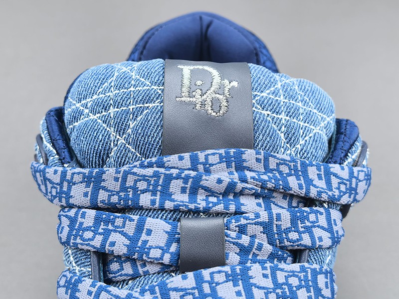 LV Trainer Sneaker 061