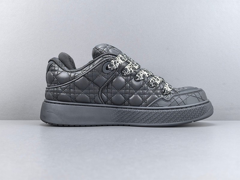 LV Trainer Sneaker 060