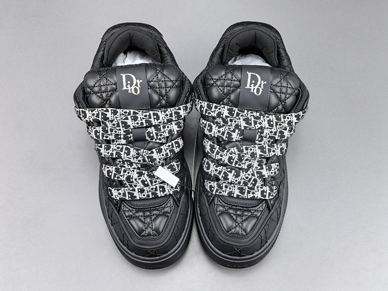 LV Trainer Sneaker 060