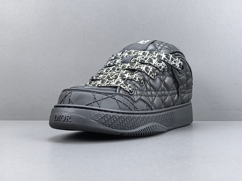 LV Trainer Sneaker 060