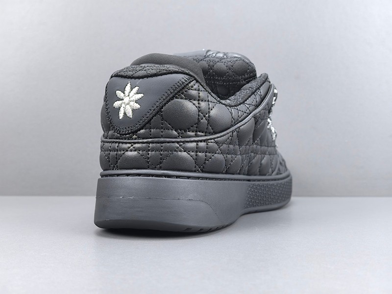 LV Trainer Sneaker 060