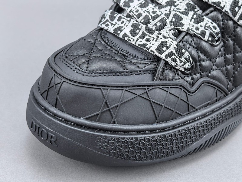 LV Trainer Sneaker 060