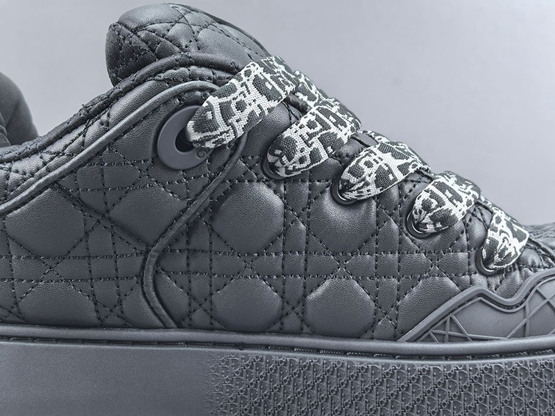 LV Trainer Sneaker 060