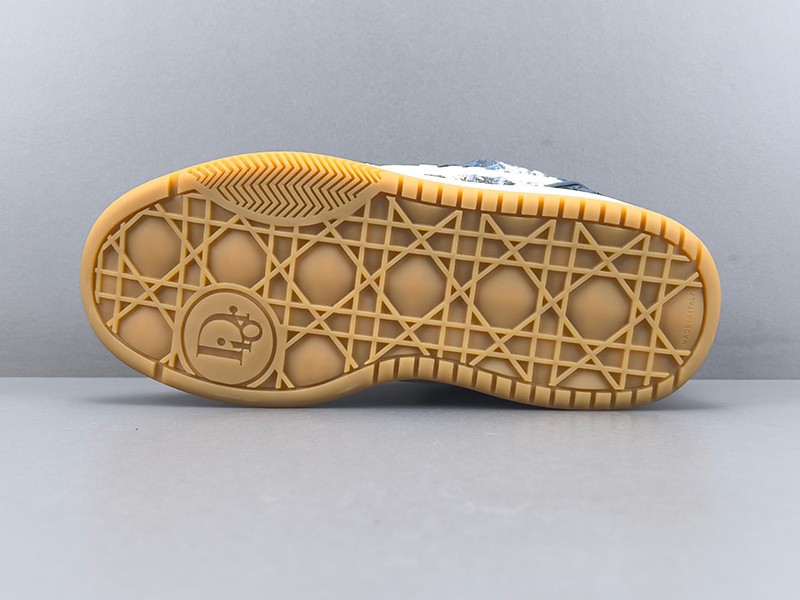 LV Trainer Sneaker 059