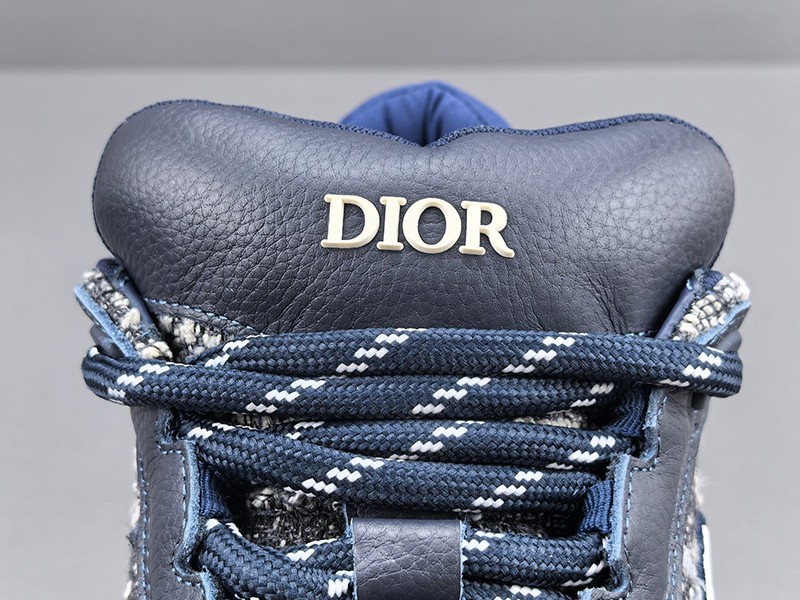 LV Trainer Sneaker 059