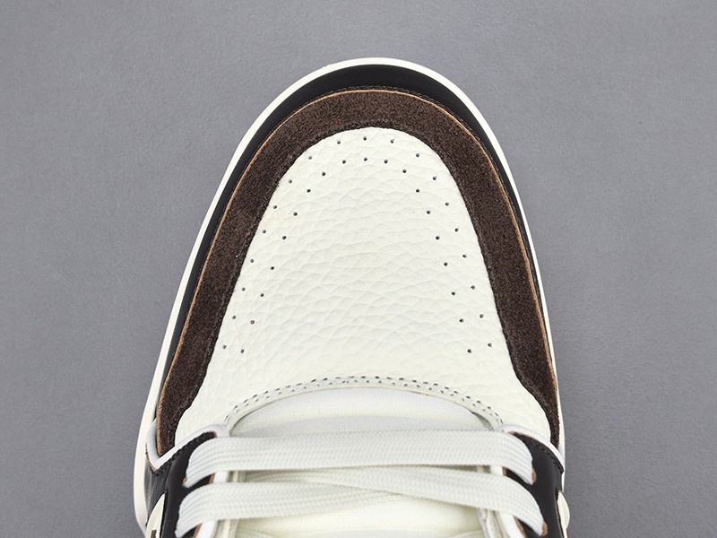LV Trainer Sneaker 064