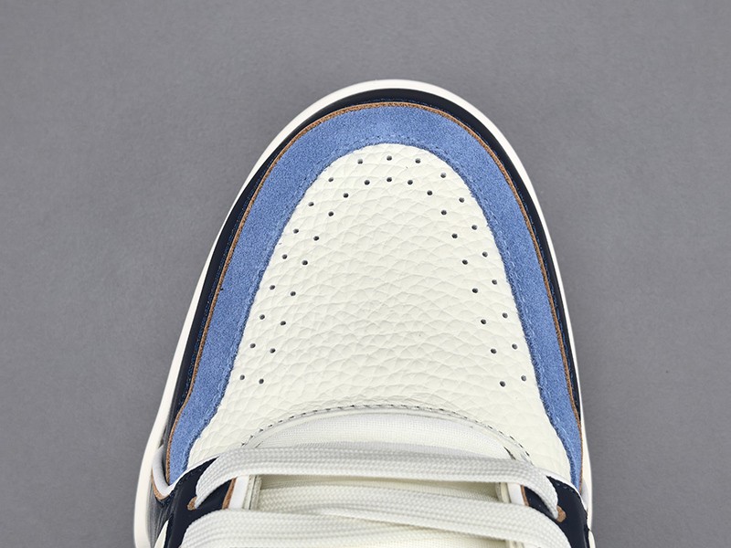 LV Trainer Sneaker 066