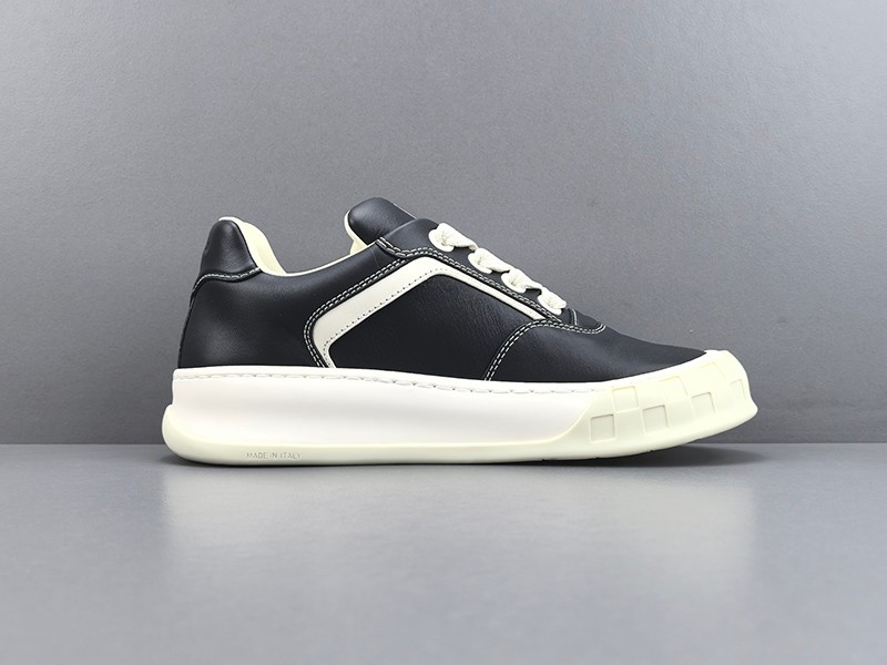 LV Trainer Sneaker 077