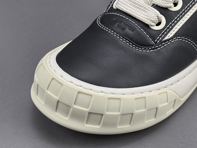 LV Trainer Sneaker 077