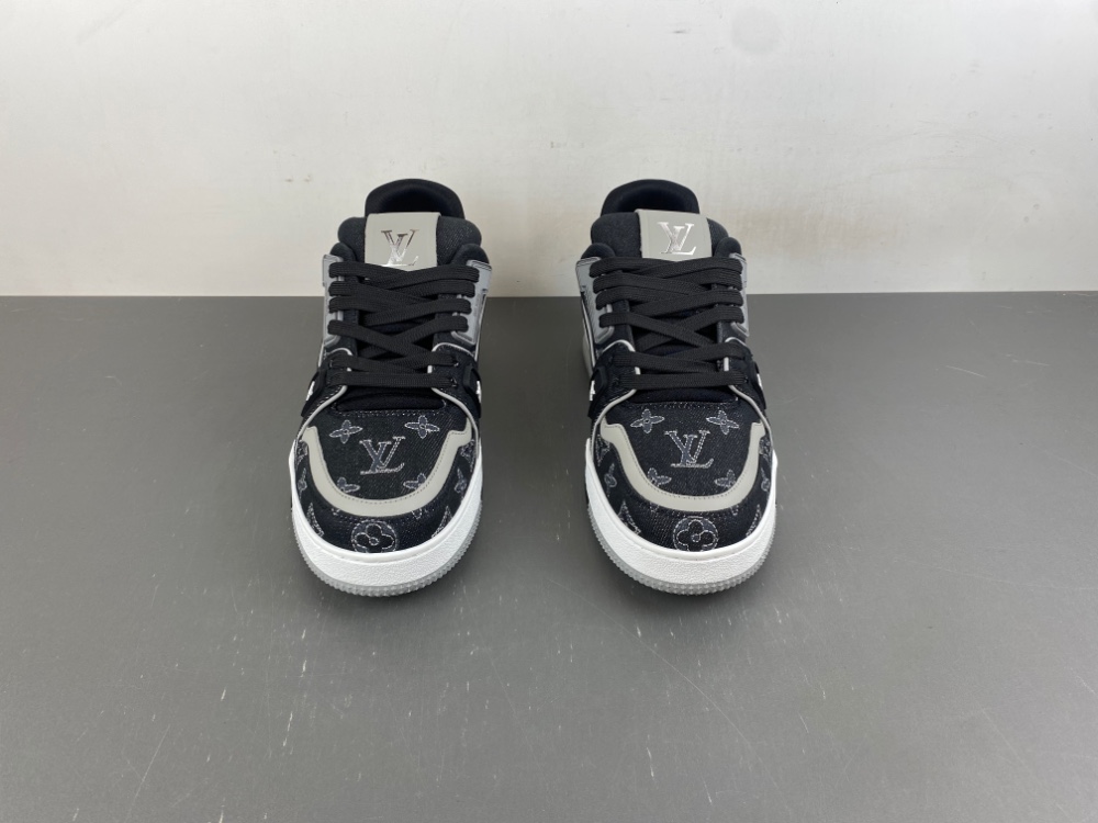 LV Trainer Sneaker X2 080
