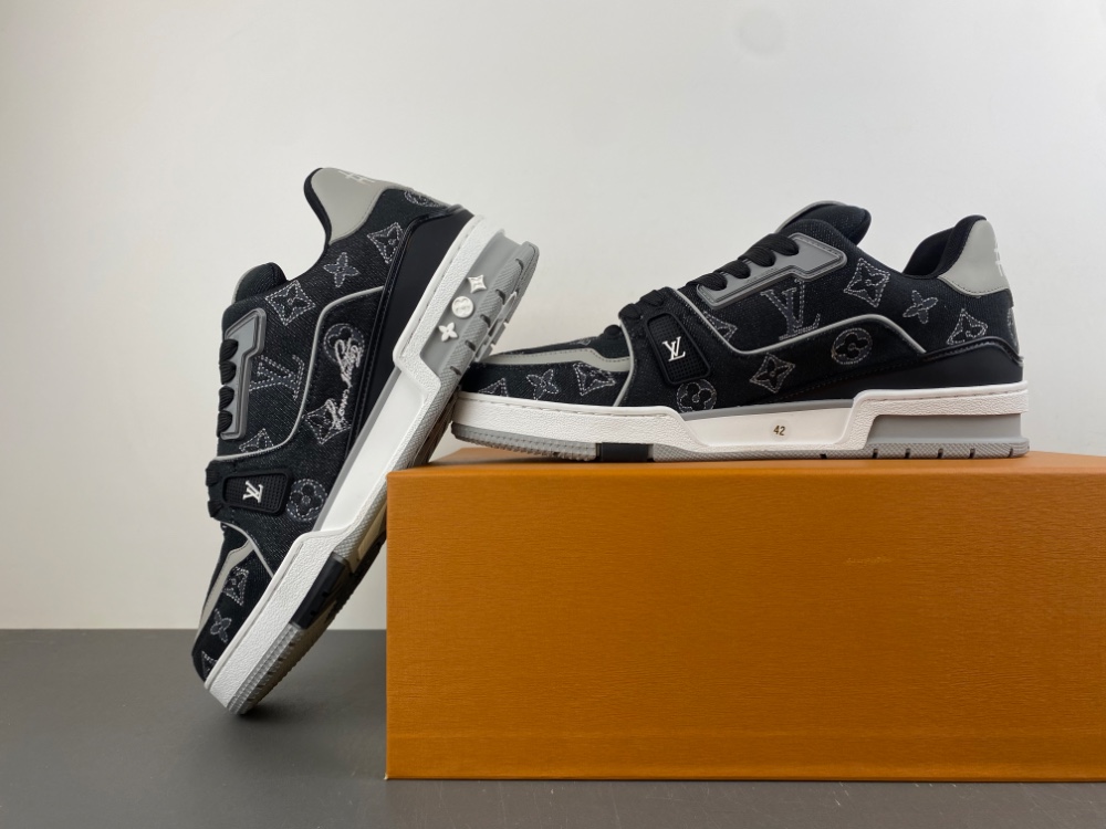 LV Trainer Sneaker X2 080