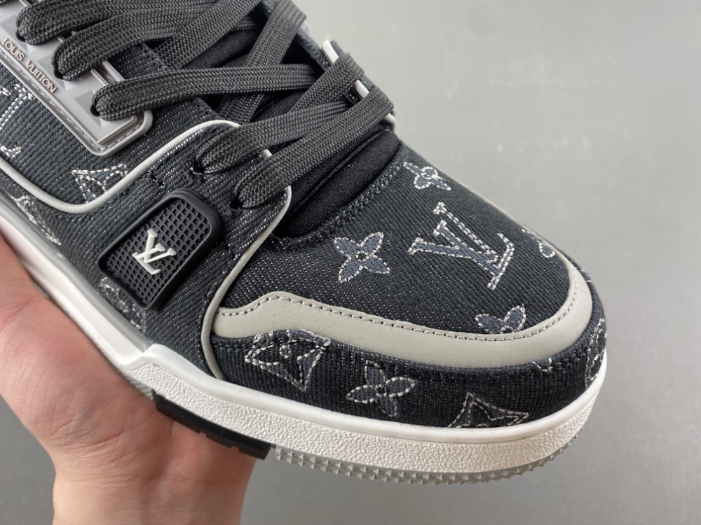 LV Trainer Sneaker X2 080