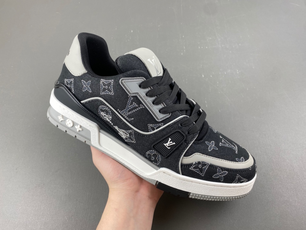 LV Trainer Sneaker X2 080