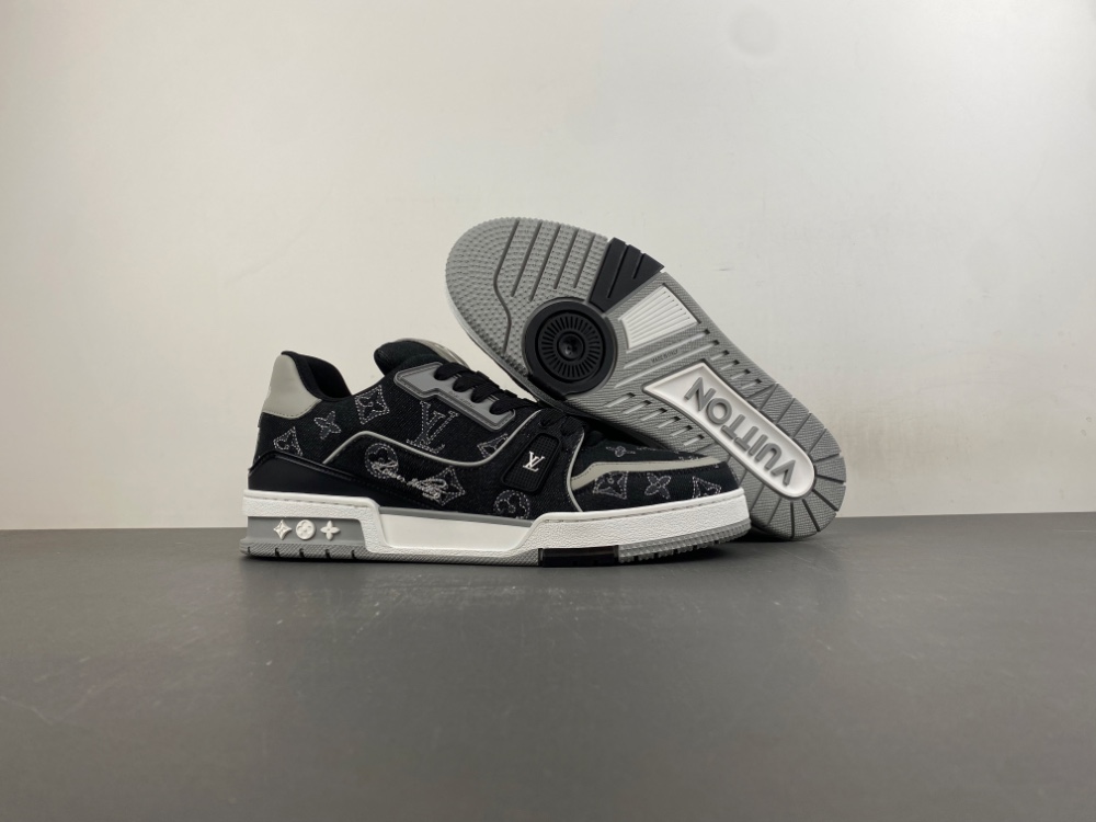 LV Trainer Sneaker X2 080