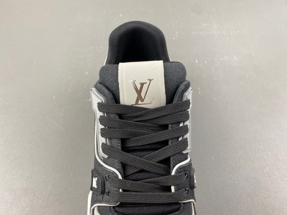 LV Trainer Sneaker X2 080