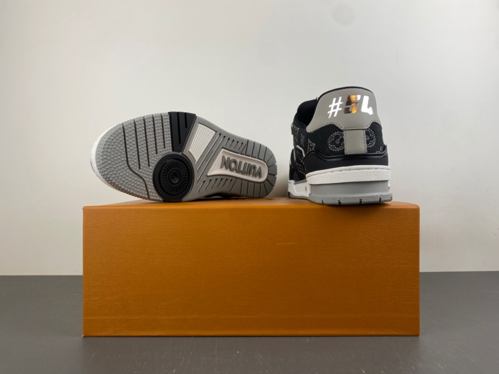 LV Trainer Sneaker X2 080