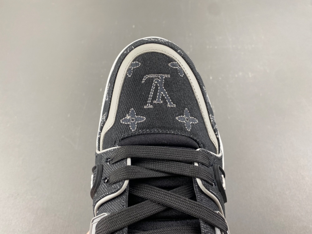 LV Trainer Sneaker X2 080