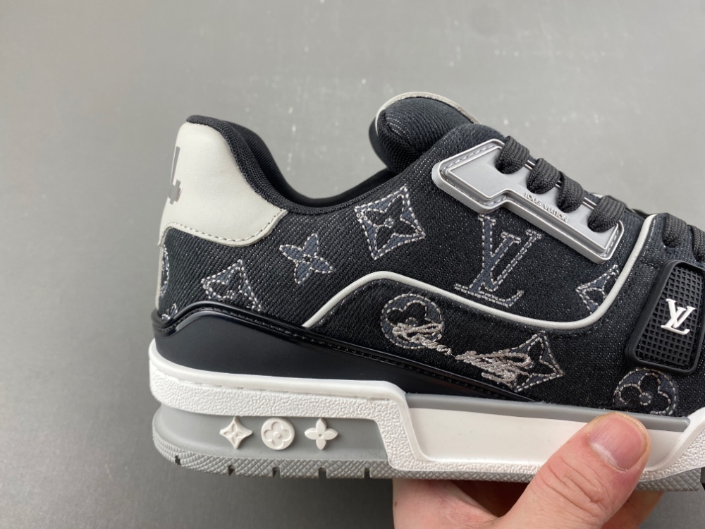 LV Trainer Sneaker X2 080