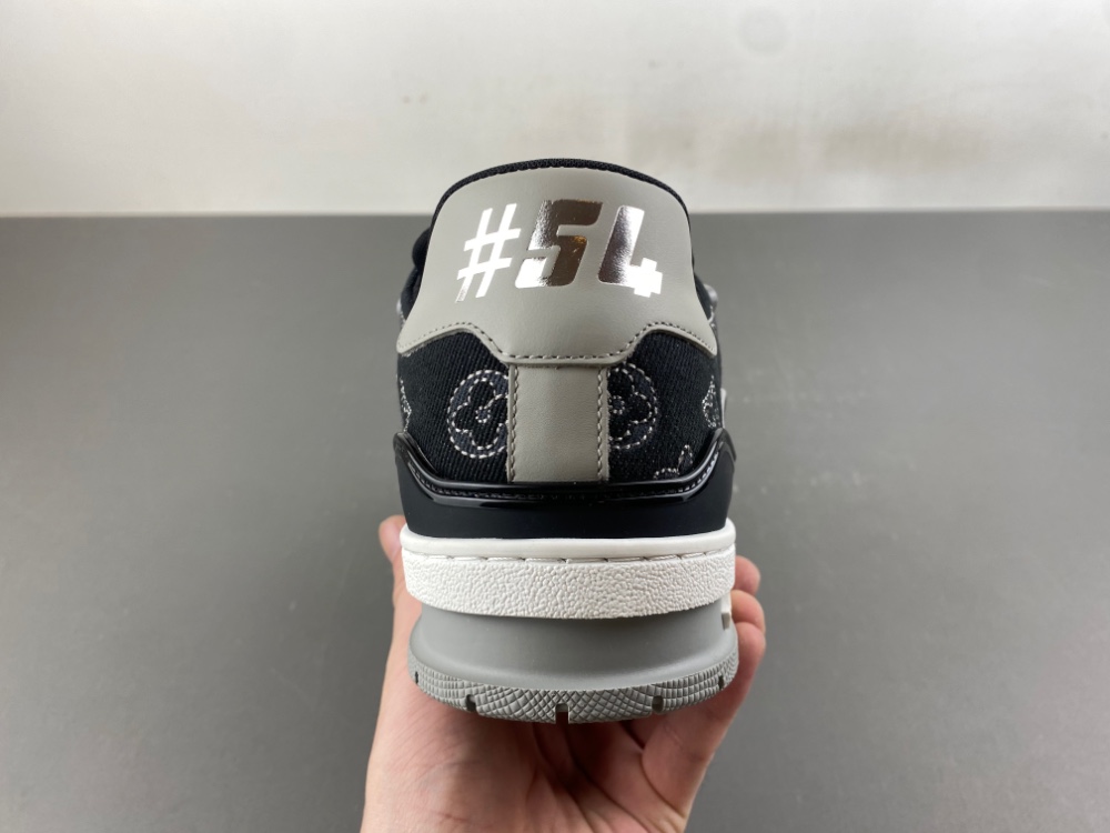 LV Trainer Sneaker X2 080