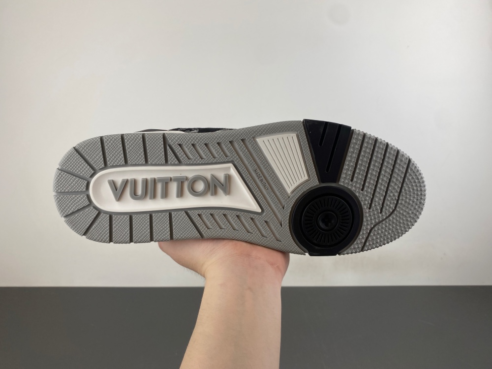 LV Trainer Sneaker X2 080