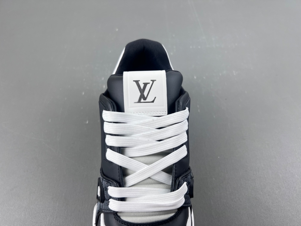 LV Trainer Sneaker X2 083